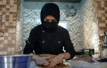 Une femme prépare des plats dans la cuisine de l'entreprise "Le Goût de Mossoul", le 13 septembre 2023 à Mossoul, en Irak
