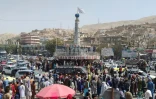 Un drapeau taliban flotte sur un kiosque de la place principale de Pul-e-Khumri, en Afghanistan, le 11 août 2021 