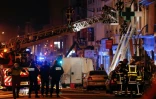 Policiers et pompiers sur les lieux d'une explosion dans une boulangerie, le 9 février 2019 à Lyon