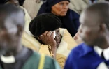 Une femme  en larmes le 23 août 2012 lors d'une cérémonie d'hommage aux personnes tuées lors de la répression policière d'une manifestation de mineurs à Marikana (Afrique su Sud) le 16 août