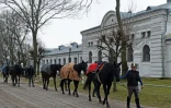 De jeunes cavaliers sortent les chevaux, dans le haras polonais de Janow Podlaski, près de Varsovie, le 3 mars 2016