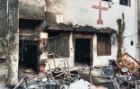 Une église incendiée en banlieue de Faisalabad, le 16 août 2023 au Pakistan
