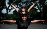 Deux femmes en train de danser dans un parc de Shanghai, le 2 septembre 2018 