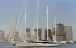 Le Phocéa au large de Manhattan le 13 mai 1988 peu avant son départ pour battre le record de la traversée de l'Atlantique d'Ouest en Est