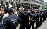 Des policiers algériens encadrent des manifestants à Alger, le 12 juillet 2019