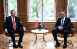Le Premier ministre grec Kyriakos Mitsotakis (d) et le président turc Recep Tayyip Erdogan, le 7 décembre 2023 à Athènes