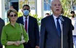 Le président tunisien Kais Saied, accompagnée par son épouse Ichraf Chebil, fait une déclaration après avoir voté au référendum sur la Constitution, le 25 juillet 2022 à Tunis