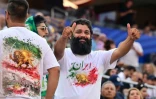 Des supporters iraniens arborent des t-shirts aux couleurs du drapeau utilisé par l'Iran avant la révolution islamique, à l'intérieur du SoFi Stadium à Inglewood, près de Los Angeles, le 15 juin 2026
