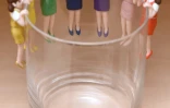 "Fuchico", cette figurine d'une jeune femme portant un ensemble tailleur typique d'une employée de bureau japonaise, aux bras et jambes conçus pour s'agripper au bord d'un verre, a connu un succès immédiat auprès des adultes.