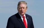 Le président américain Donald Trump interpelle la presse en montant à bord d'Air Force One le 13 octobre 2026 sur la base aérienne conjointe d'Andrews, dans le Maryland