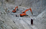 Travaux d'excavation dans un gisement de néphrite dans la montagne de Goshta, dans l'est de l'Afghanistan, le 18 janvier 2025 