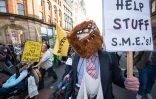 Des manifestants dans les rues de Manchester contre le gouvernement de David Cameron le 4 octobre 2015