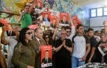 Des partisans du candidat à la présidentielle emprisonné Nabil Karoui tiennent des affiches de campagne, le 12 septembre 2019 à Bizerte, en Tunisie