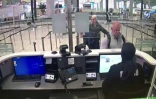 Capture d'écran d'une vidéo transmise le 17 janvier 2020 par la police turque, qui montre Michael Taylor et George-Antoine Zayek au contrôle des passeports à l'aéroport d'Istanbul