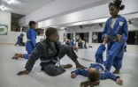 Des enfants de tous âges et de tous genres élèves du Cantagalo jiu-jitsu dans la favela de Cantagalo, à Rio de Janeiro, au Brésil, le 31 juillet 2023
