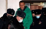 L'opposant russe Alexei Navalny est escorté hors du poste de police de Khiki, dans la banlieue de Moscou, le 18 janvier 2021
