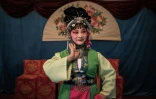 Zhong Huifangi, membre de la troupe "Lanterne de Fleurs", lors d'une représentation à Kunming, le 7 janvier 2016