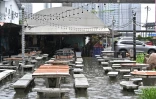 Un restaurant inondé à Bangkok, le 26 septembre 2026
