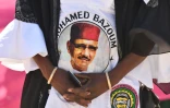 Une partisane de Mohammed Bazoum arbore un T-shirt à l'effigie du candidat, le 23 décembre 2020 à Diffa, au Niger