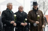  (g-d) Le maire de Munich, Dieter Reiter, le président allemand Frank-Walter Steinmeier et le premier ministre de l'État de Bavière, Markus Soeder, arrivent avec des roses blanches pour se recueillir sur les lieux d'un attentat à la voiture-bélier, le 14 février 2025 à Munich, dans le sud de l'Allemagne