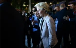 La présidente de la Commission européenne Ursula von der Leyen (d) et le secrétaire général de Renaissance, Stéphane Séjourné (g) arrivent au "campus européen" de Renaissance, le 7 octobre 2023 à Bordeaux