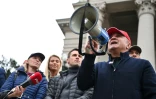 Srdan Djokovic utilisant un mégaphone pour s'adresser à la foule devant l'Assemblée nationale de Serbie à Belgrade le 6 janvier 2022