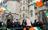 Manifestation devant la Haute Cour de Londres à l'arrivée de l'ancien dirigeant du Sinn Fein, Gerry Adams, le 9 mars 2026
