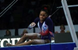 La Française Mélanie De Jesus Dos Santos après une chute aux barres asymétriques, aux Mondiaux de gymnastique, le 10 octobre 2019 à Stuttgart