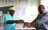 Un votant aux législatives partielles à Mayotte dimanche 18 mars