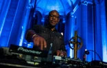 Le DJ et pasteur Robert Hood mixe dans l'église Saint Thomas à Berlin, le 9 novembre 2018