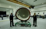 Des techniciens travaillent sur le radôme (nez) d'un avion dans un hangar de maintenance d'Air France à l'aéroport  de Roissy, près de Paris, 4 février 2025