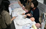 Des visiteurs lors d'un salon de l'enfant, le 30 avril 2026 à Séoul 