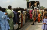 Des militaires procèdent à une distribution de nourriture pour des sinistrés après de violentes pluies de mousson, le 27 août 2022 à Rajanpur (Pakistan)