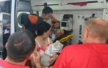 Du personnel médical évacue des mères et leurs nouveau-nés, ainsi que des patients d'une maternité endommagée après une attaque de drone russe dans le centre de Kharkiv, le 11 juillet 2025 en Ukraine