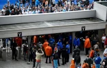 Des agents de sécurité contrôlent et fouillent les supporters à leur arrivée, le 21 mai 2016 au Stade de France à Saint-Denis, avant la finale de la Coupe de France entre Marseille et le Paris Saint-Germain
