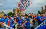 Des supporters de l'équipe de France rassemblés sur la place Rouge, le 14 juillet 2018 à Moscou, à la veille de la finale France-Croatie