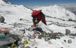 Sur l'Everest au Népal, collecte de déchets plastique et autres déchets par un sherpa montagnard, le 23 mai 2010  (PHOTO ARCHIVE)
