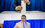 Photo montage montrant le maire centriste de Bucarest, Nicusor Dan, et le chef du parti nationaliste AUR, George Simion, votant