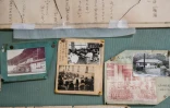 Des vieilles photos épinglées sur un tableau d'une salle de l'ancienne école primaire d'Ashigakubo, le 20 septembre 2023 à Yokose, dans le département de Saitama, au Japon