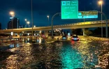 Une route inondée à Dubaï après des fortes pluies, le 17 avril 2024