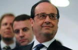 Le ministre de l'Economie Emmanuel Macron et le président  François Hollande lors d'une visite à l'usine Novo Nordisk le 21 avril 2016 à Chartres 