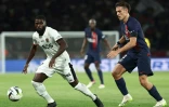 Le Parisien Manuel Ugarte (d) au marquage du Niçois Jérémie Boga, le 15 septembre 2023 au Parc des Princes 