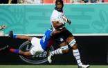 Le rugbyman italien Maxime Mbanda plaqué par le Namibien Chad Plato, le 22 septembre 2019 à Higashiosaka