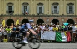 Les spectateurs patientent au départ du Tour de France samedi, à Florence
