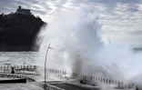 De grandes vagues s'abattent sur la promenade de Saint-Sébastien, dans le nord-ouest de l'Espagne, le 12 février 2026