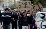 Des supporteurs de foot manifestent contre le projet de Superleague le 20 avril 2021 à Londres