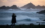 Une femme photographie la mer déchaînée, le 13 décembre 2019 à Ajaccio, en Corse