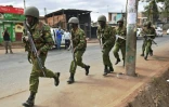 Des policiers courent pour disperser des manifestants dans le bidonville de Kibera, à Nairobi, le 12 août 2017