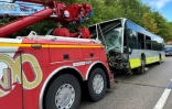 Une dépanneuse sur le site d'un accident impliquant une voiture et un bus, le 28 juillet 2023 à Mézières-sur-Seine, dans les Yvelines