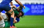 Le talonneur français Camille Chat plaque l'Irlandais Caelan Doris, lors d'un match du Six nations, le 31 octobre 2020 au Stade de France